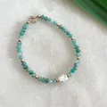 Bracelet bohème en pierre naturelle avec perle baroque et accents dorés sur marbre - Style perle en pierre semi-précieuse facettée verte (Bracelet 14)