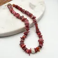 Handgefertigte Halskette mit Muscheln, Süßwasserperlen und warmen, bunten Steinperlen - Rot-Rosa Farbverlauf Muschel mit künstlicher Perle / 38+5cm / Fuchsie