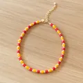 Boheemse kralenketting met rode gele kralen en zoetwaterparels op houten achtergrond - Vintage rood-gele ketting met kunstparels / 38+5cm