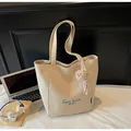 Sac fourre-tout en toile beige avec broderie bleue et pendentif ours mignon - Blanc Cassé