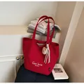 Sac cabas en toile rouge avec imprimé lettres et petit ours en peluche marron - Bordeaux