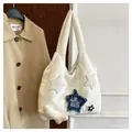 Weiße Plüsch-Tragetasche mit Stern-Patch aus Denim und süßem Knochenanhänger - Einheitsgröße / Weiß