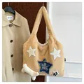 Hellbraune Plüsch-Tragetasche mit Sternen-Patches und süßem weißen Knochenanhänger - Einheitsgröße / Khaki