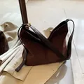 Dunkelbraune Hobo-Umhängetasche mit goldener Schnalle im minimalistischen Design - Kaffeebraun