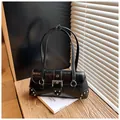 Borsa sottobraccio retrò in pelle verniciata nera con fibbie argentate e borchie punk - Taglia unica / Nero