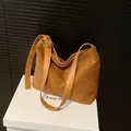 Braune Retro-Hobo-Umhängetasche aus Wildleder mit goldenen Metallbeschlägen - Braun