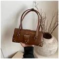 Borsa sottobraccio marrone vintage in ecopelle lucida a pieghe con fibbie argentate - Taglia unica / Marrone