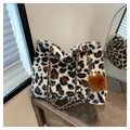 Sac fourre-tout léopard en peluche avec chaînes dorées et pompon marron décoratif - Taille unique / Kaki