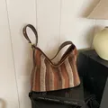 Retro braune gestreifte Stricktasche mit Schultergurt aus Leder und Goldbeschlag - Kaffee Kariert