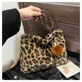 Sac fourre-tout tendance en peluche léopard avec chaîne dorée et breloque perle décorative - Taille unique / café