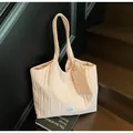 Borsa tote in tela trapuntata rosa nudo con mini pochette coordinata e consistenza soffice - Bianco Sporco