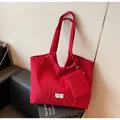 Grand cabas en toile rouge froissée avec pochette assortie et étiquette design - Bordeaux