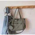 Detail van legergroene canvas shopper met klein rond tasje en verstelbare riem - Eén maat / Legergroen