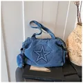 Dunkelblaue Denim-Tasche mit Stern-Prägung und passender runder kleiner Münzbörse - Einheitsgröße / Hellblau