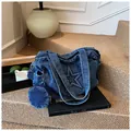 Blaue Denim-Tragetasche mit Sternnähten und einem passenden runden Münztäschchen - Einheitsgröße / Dunkelblau
