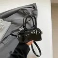 Sac coquille noir verni brillant avec poignée et boucle argentée au style minimaliste - Noir / Taille unique
