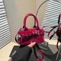 Sac à bandoulière minimaliste en cuir verni bordeaux foncé avec finitions métalliques argent - Bordeaux / Taille unique