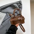 Sac coquille en cuir verni marron avec poignées et détails de boucle argentée - Marron / Taille unique