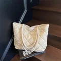 Elegante borsa tote trapuntata beige con cuciture a rombi e tracolle lunghe - Bianco Sporco