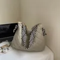 Borsa tote trapuntata verde salvia con tracolla a righe bianche e nere e nodo decor - Bianco Sporco