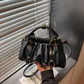 Borsa a mano plissettata nera lucida con anelli dorati e tracolla regolabile - Taglia unica / Nero