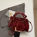 Elegante borsa hobo a pieghe rosso intenso con finitura lucida e anello in metallo - Taglia unica / Borgogna