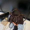 Borsa a tracolla plissettata marrone scuro con fibbia in metallo in stile lifestyle - Taglia unica / caffè