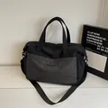 Große schwarze Reisetasche mit grau karierter Fronttasche und verstellbarem Schultergurt - Einheitsgröße / Schwarz