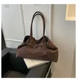 Bolso tote grande de ante marrón oscuro con correas dobles al hombro y detalles de tiras - café / Talla única
