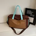 Große dunkelbraune Reisetasche mit khakifarbenem Karofach und blauen Griffen - Einheitsgröße / Braun