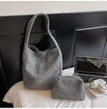 Dettaglio del set borsa tote in lana grigia con pochette coordinata su superficie bianca - Set di borse a spalla / Grigio