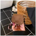 Mini-Vintage-Umhängetasche aus dunkelbraunem Wildleder mit geflochtenem Riemen und Silber - Stil 1 Kaffee