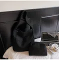 Dettaglio della borsa tote in lana nera con pochette coordinata e grande spazio - Set di borse a spalla / Nero