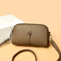 Sac bandoulière marron en cuir grainé avec double fermeture éclair et finitions argentées - Taille unique / Gris Éléphant