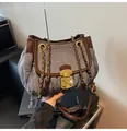 Detalle de bolso bandolera de ante gris con pliegues, cierre metálico y correa de cadena - Talla única / Gris