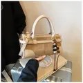 Bolso Boston caqui y crema en ante con detalle de borla de cuentas étnicas - Con Colgante / Caqui