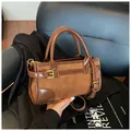 Bolso Boston baguette retro marrón en mezcla de texturas con hebilla dorada - Con Colgante / Marrón