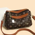Borsa a tracolla in pelle color caffè con motivo stampato e logo a canguro dorato - Taglia unica / Marrone & Giallo