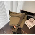 Borsa a tracolla minimalista in nylon verde militare con ampia tracolla in tessuto - Taglia unica / Verde
