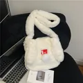 Weiße Plüsch-Handtasche mit niedlichem Hasen-Logo-Etikett und dekorativem Bommel - Weiß