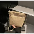 Borsa a tracolla casual in nylon kaki con trama stropicciata e tracolla regolabile - Taglia unica / Cachi