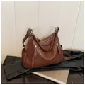 Borsa hobo vintage chic in pelle marrone con cerniere laterali e tracolla regolabile - Taglia unica / Marrone Rosso