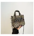 Luipaardprint draagtas met zilveren metalen spikes, klinknagels en een kruishanger - Geel