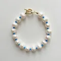 Bracelet en perles d'eau douce baroques avec perles bleues et fermoir OT doré sur blanc - Style Perle d'Eau Douce Fermoir OT Bleu Vif (N)