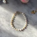 Bracelet bohème en perles d'eau douce avec perles colorées sur fond de marbre - Style Perle d'Eau Douce Fermoir OT Arc-en-ciel (R)