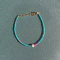 Bracelet artisanal avec pierres naturelles colorées et perle d'eau douce sur fond de pierre - Style cristal facetté bleu ultra-fin (Bracelet 11)