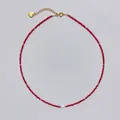 Perlenkette mit roten Natursteinen und weißer Süßwasserperle in Gold-Optik - Stil D / Fuchsia