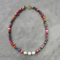 Détail d'un collier bohème en pierres colorées avec perles et fermoir doré en T - Collier arc-en-ciel en pierres concassées et perles d'eau douce avec fermoir T