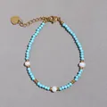 Dettaglio di un bracciale in pietre naturali con perle d'acqua dolce e ciondolo a cuore - Stile Sfaccettato Celeste