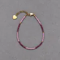 Detailweergave van de boheemse kralenarmband met roze stenen en hartjesbedel - Roze en paarse gefacetteerde kralenstijl (Armband 1) / 17+3cm